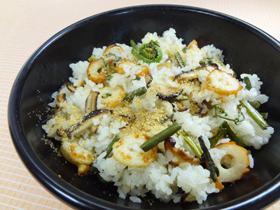 山菜とちくわの炒飯、にんにく風味完成